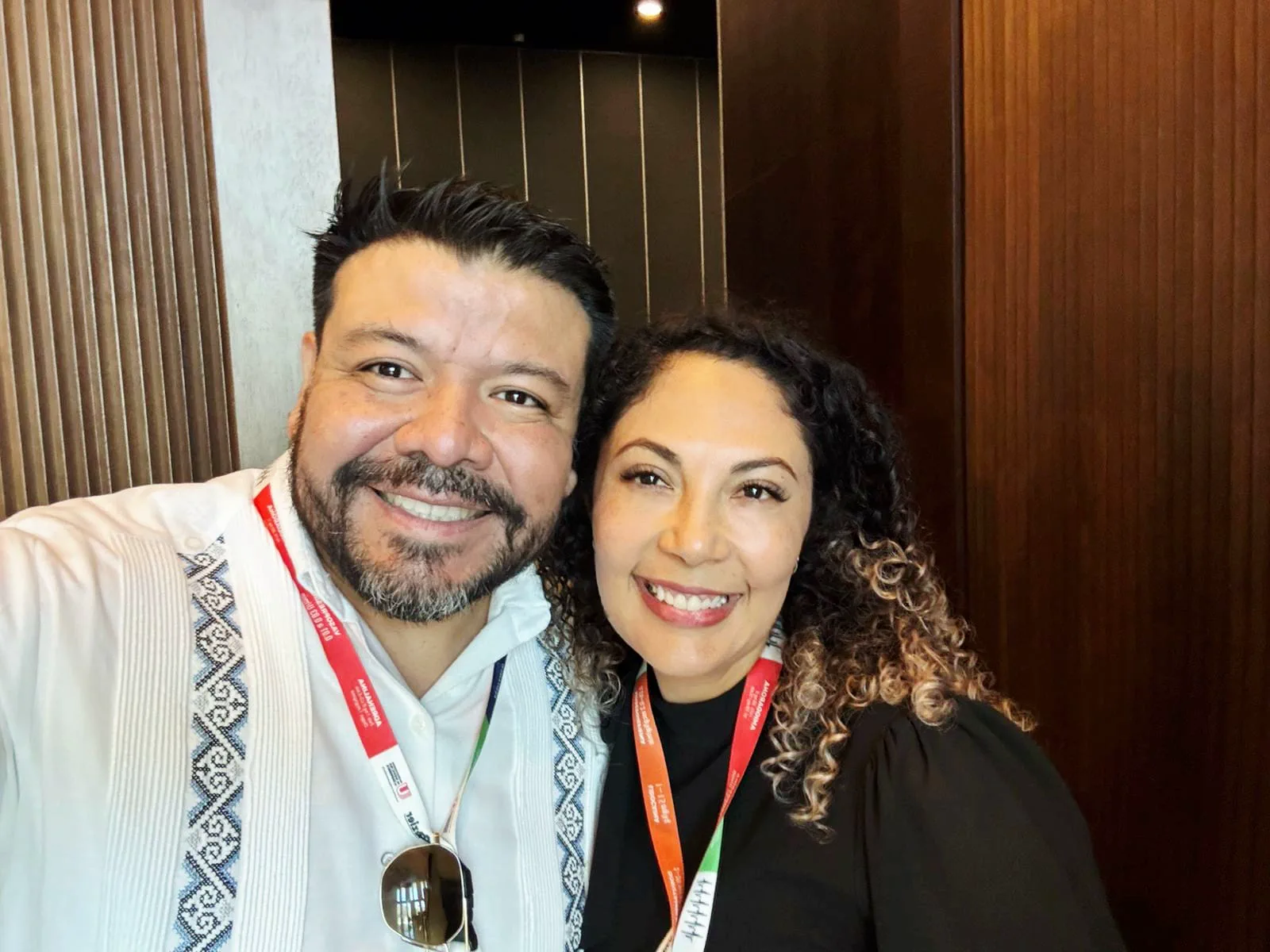La Dra. Liliana Hernández con un colega durante el CIMU 2026