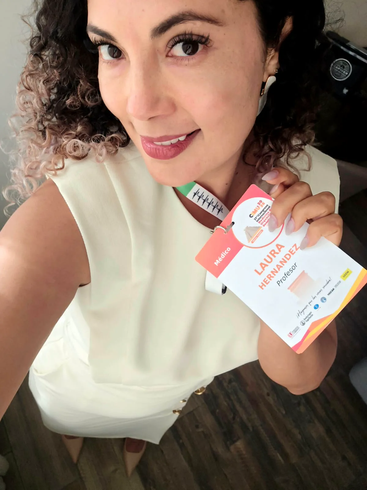 Gafete de profesora del congreso CIMU 2026 a nombre de Laura Hernández