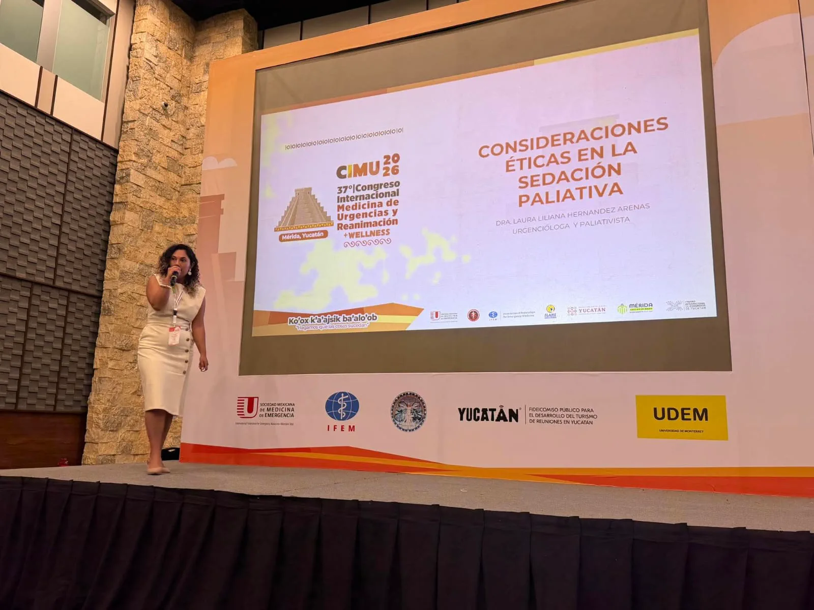 La Dra. Liliana Hernández en el escenario del CIMU 2026 durante su ponencia sobre sedación paliativa