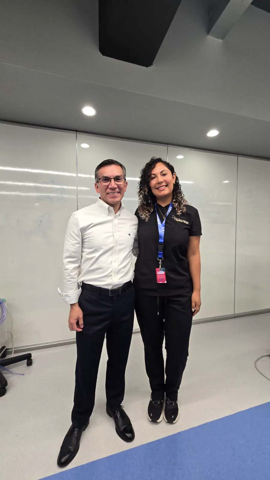 La Dra. Liliana Hernández junto al Dr. Vilchis al término del curso de anestesia regional ecoguiada