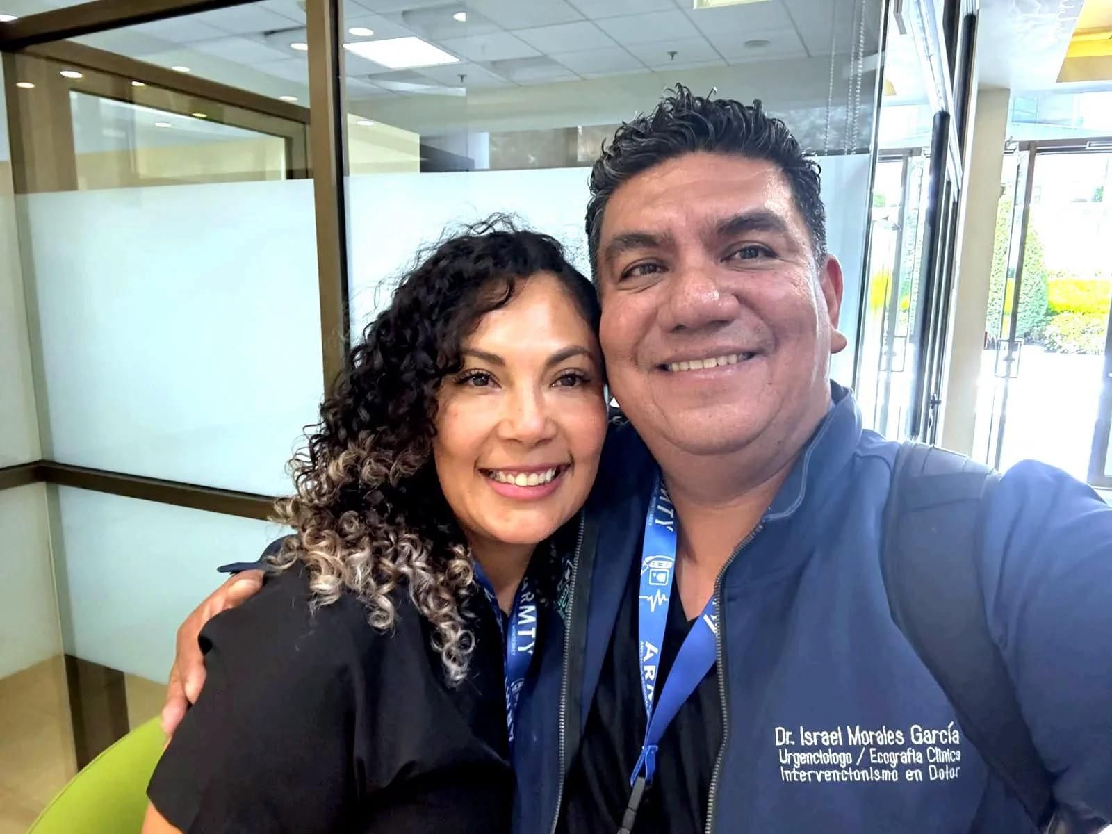 La Dra. Liliana Hernández junto al Dr. Israel Morales García, urgenciólogo e intervencionista en dolor