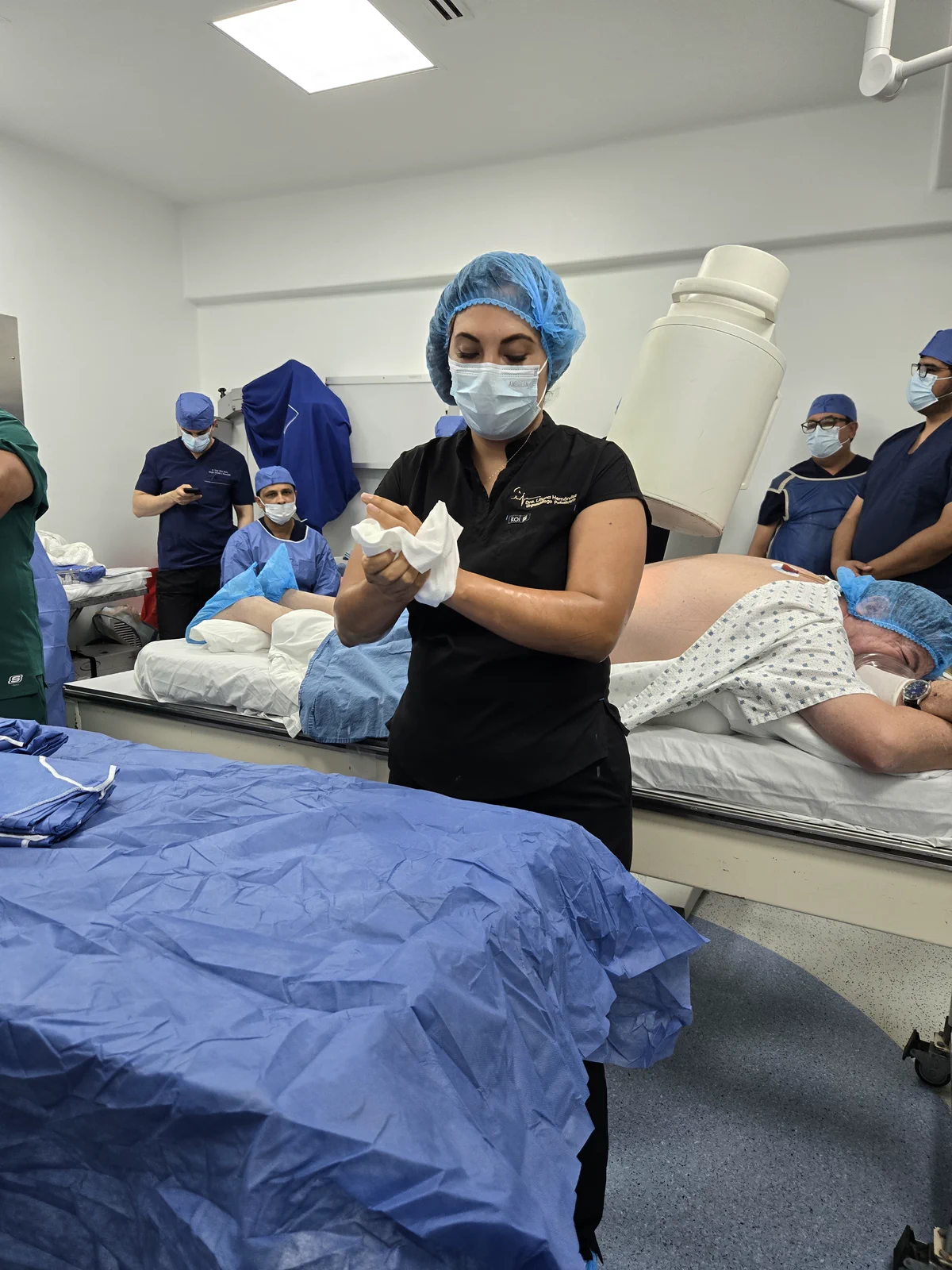 Dra. Liliana Hernández atendiendo a un paciente en el hospital